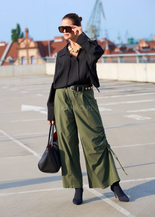 Zielone spodnie damskie wide leg z wysokim stanem, dużą kieszenią i marszczeniem po bokach, styl oversize boho