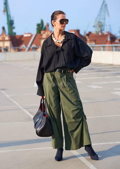 Zielone spodnie damskie wide leg z wysokim stanem, dużą kieszenią i marszczeniem po bokach, styl oversize boho