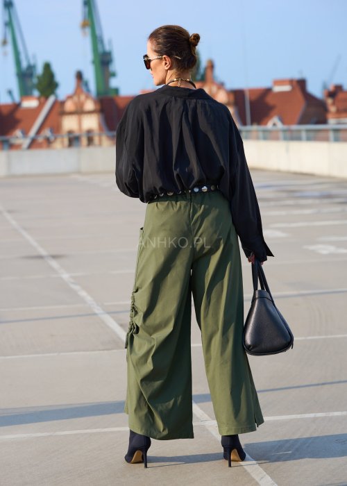 Zielone spodnie damskie wide leg z wysokim stanem, dużą kieszenią i marszczeniem po bokach, styl oversize boho
