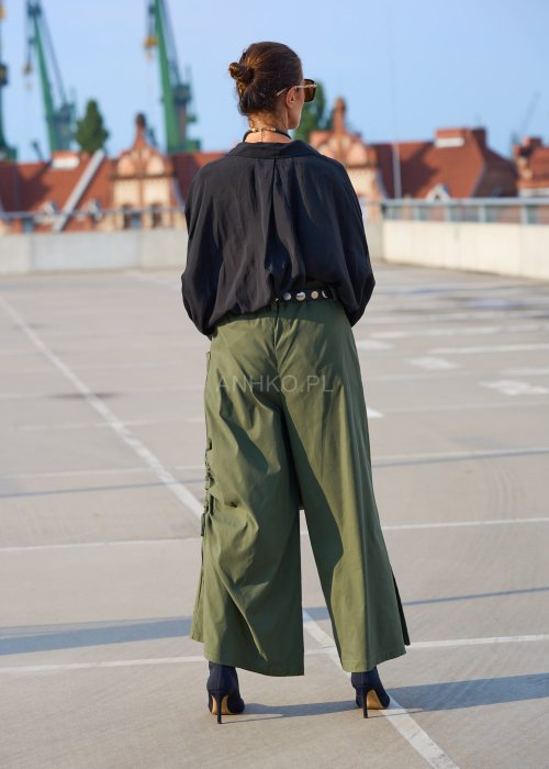 Zielone spodnie damskie wide leg z wysokim stanem, dużą kieszenią i marszczeniem po bokach, styl oversize boho