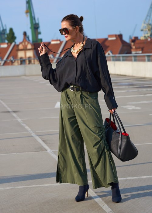 Zielone spodnie damskie wide leg z wysokim stanem, dużą kieszenią i marszczeniem po bokach, styl oversize boho
