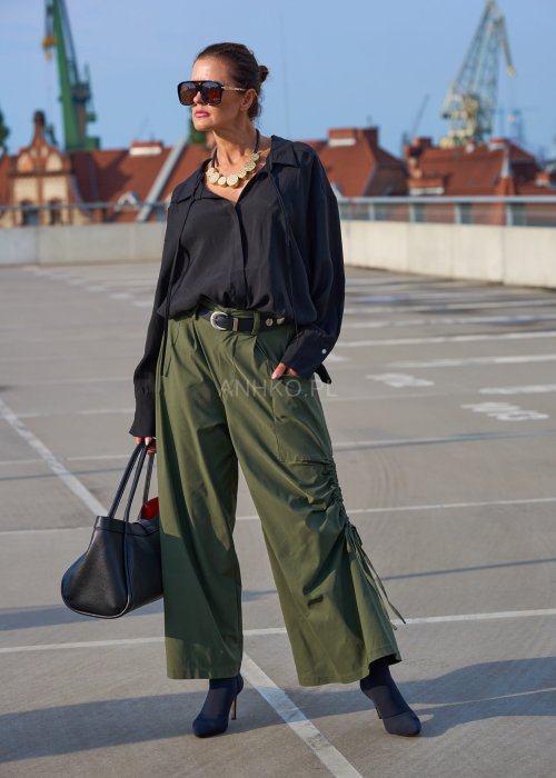 Zielone spodnie damskie wide leg z wysokim stanem, dużą kieszenią i marszczeniem po bokach, styl oversize boho