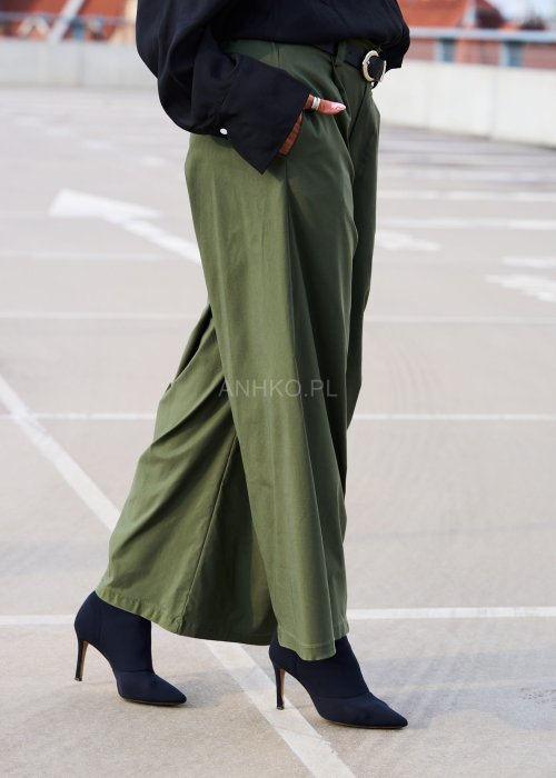 Zielone spodnie damskie wide leg z wysokim stanem, dużą kieszenią i marszczeniem po bokach, styl oversize boho