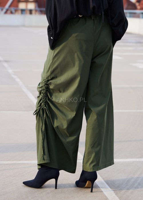 Zielone spodnie damskie wide leg z wysokim stanem, dużą kieszenią i marszczeniem po bokach, styl oversize boho