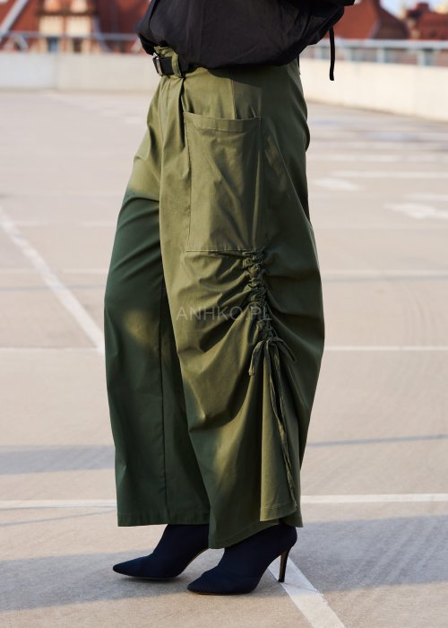 Zielone spodnie damskie wide leg z wysokim stanem, dużą kieszenią i marszczeniem po bokach, styl oversize boho