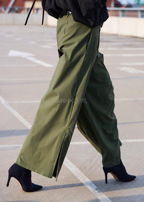 Zielone spodnie damskie wide leg z wysokim stanem, dużą kieszenią i marszczeniem po bokach, styl oversize boho