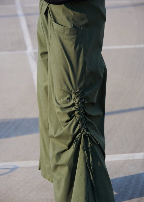 Zielone spodnie damskie wide leg z wysokim stanem, dużą kieszenią i marszczeniem po bokach, styl oversize boho