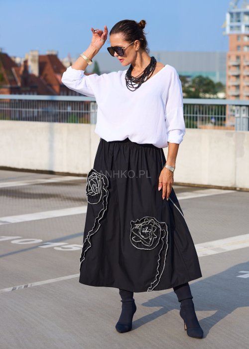 Biała bluzka damska z długim rękawem z lnu, luźny oversize krój, dekolt łódka, styl minimalistyczny boho