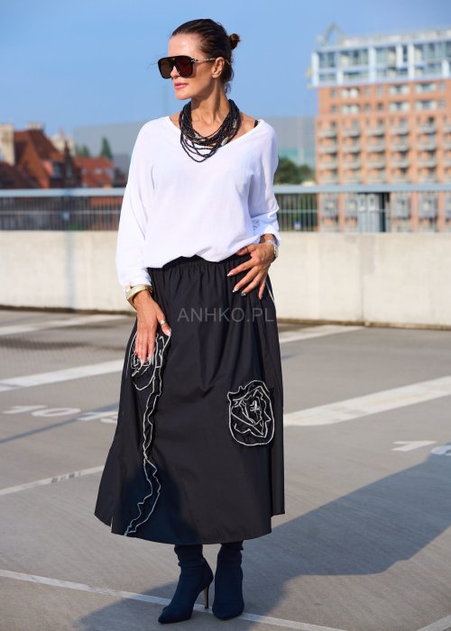 Biała bluzka damska z długim rękawem z lnu, luźny oversize krój, dekolt łódka, styl minimalistyczny boho