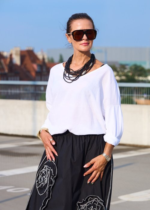 Biała bluzka damska z długim rękawem z lnu, luźny oversize krój, dekolt łódka, styl minimalistyczny boho