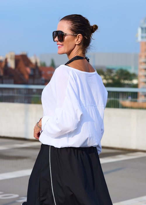 Biała bluzka damska z długim rękawem z lnu, luźny oversize krój, dekolt łódka, styl minimalistyczny boho