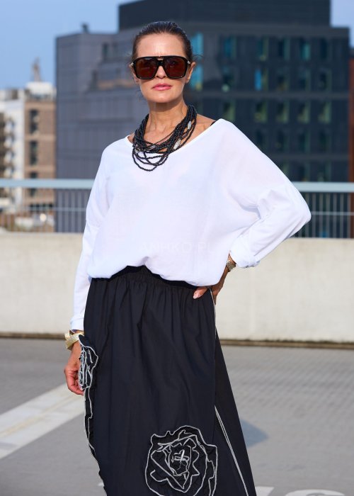 Biała bluzka damska z długim rękawem z lnu, luźny oversize krój, dekolt łódka, styl minimalistyczny boho