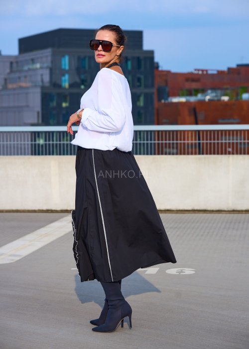 Biała bluzka damska z długim rękawem z lnu, luźny oversize krój, dekolt łódka, styl minimalistyczny boho