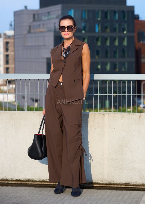 Brązowe spodnie damskie z szeroką nogawką, marszczeniem i wiązaniem po boku, kieszeń z przodu