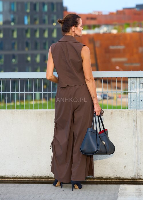 Brązowe spodnie damskie z szeroką nogawką, marszczeniem i wiązaniem po boku, kieszeń z przodu