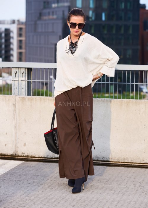 Brązowe spodnie damskie z szeroką nogawką, marszczeniem i wiązaniem po boku, kieszeń z przodu