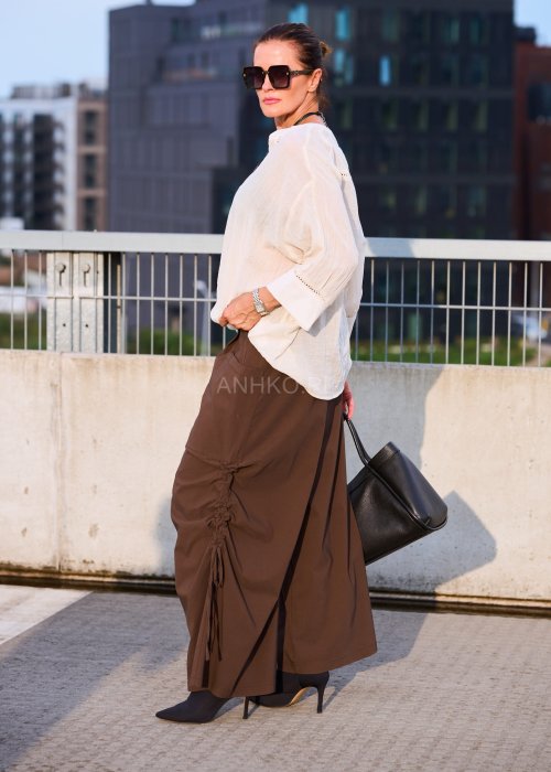 Brązowe spodnie damskie z szeroką nogawką, marszczeniem i wiązaniem po boku, kieszeń z przodu