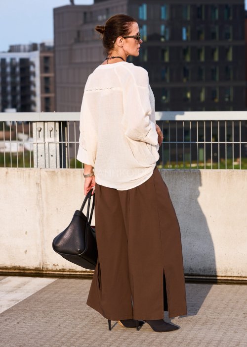 Brązowe spodnie damskie z szeroką nogawką, marszczeniem i wiązaniem po boku, kieszeń z przodu