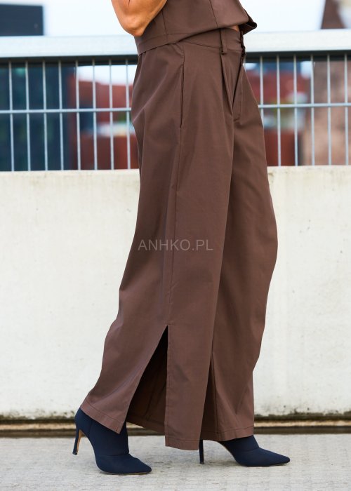 Brązowe spodnie damskie z szeroką nogawką, marszczeniem i wiązaniem po boku, kieszeń z przodu