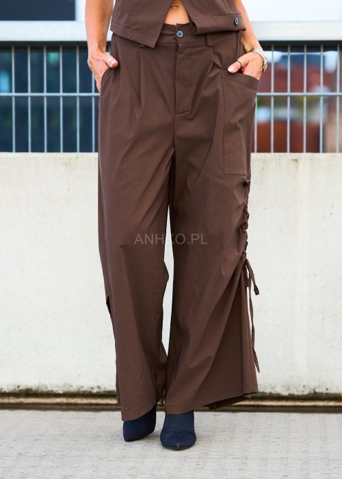 Brązowe spodnie damskie z szeroką nogawką, marszczeniem i wiązaniem po boku, kieszeń z przodu