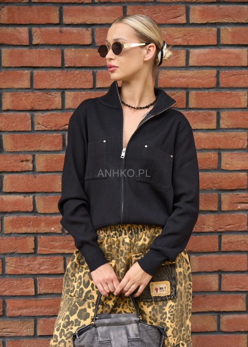 Czarna bluza damska zapinana na zamek z kieszeniami, długi rękaw, minimalistyczny fason moda uliczna