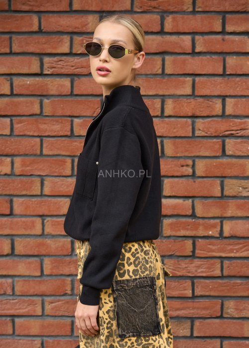 Czarna bluza damska zapinana na zamek z kieszeniami, długi rękaw, minimalistyczny fason moda uliczna