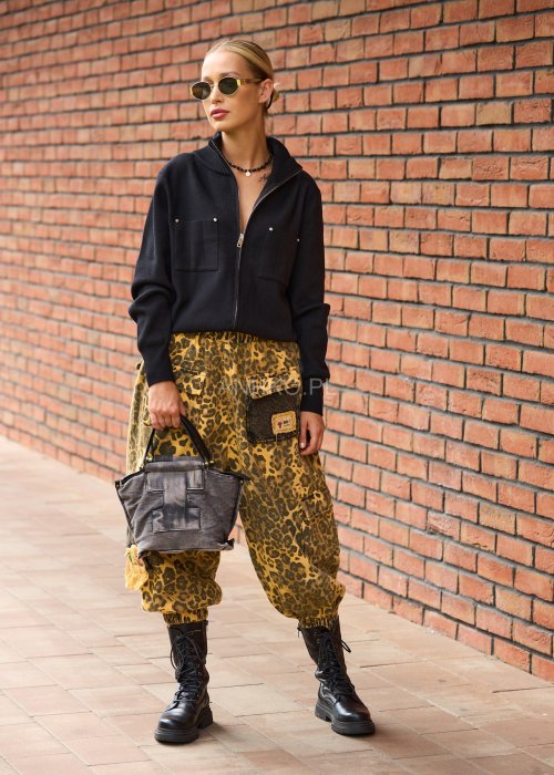 Czarna bluza damska zapinana na zamek z kieszeniami, długi rękaw, minimalistyczny fason moda uliczna