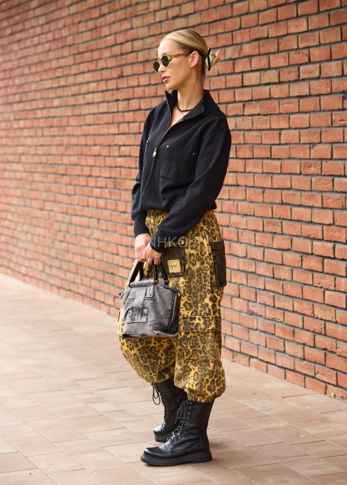 Czarna bluza damska zapinana na zamek z kieszeniami, długi rękaw, minimalistyczny fason moda uliczna