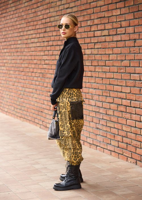 Czarna bluza damska zapinana na zamek z kieszeniami, długi rękaw, minimalistyczny fason moda uliczna