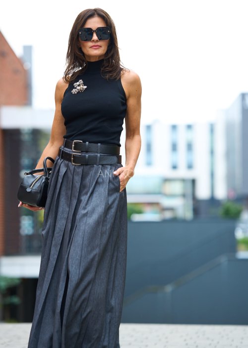 Czarna bluzka damska bez rękawów, z golfem, dopasowany fason, klasyczny i elegancki styl modern boho.