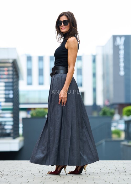 Czarna bluzka damska bez rękawów, z golfem, dopasowany fason, klasyczny i elegancki styl modern boho.