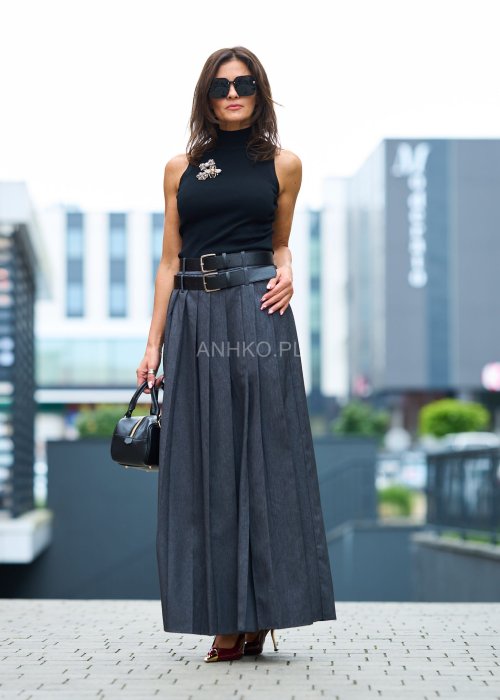 Czarna bluzka damska bez rękawów, z golfem, dopasowany fason, klasyczny i elegancki styl modern boho.