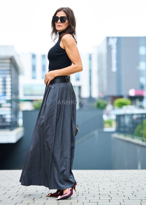 Czarna bluzka damska bez rękawów, z golfem, dopasowany fason, klasyczny i elegancki styl modern boho.