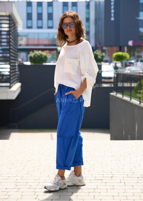 Biała bluzka damska oversize z kieszenią na piersi i podwijanym rękawem, luźny krój casual