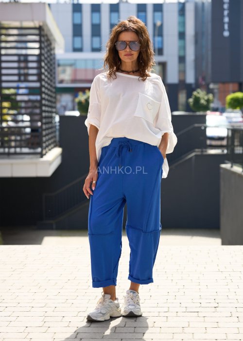 Biała bluzka damska oversize z kieszenią na piersi i podwijanym rękawem, luźny krój casual