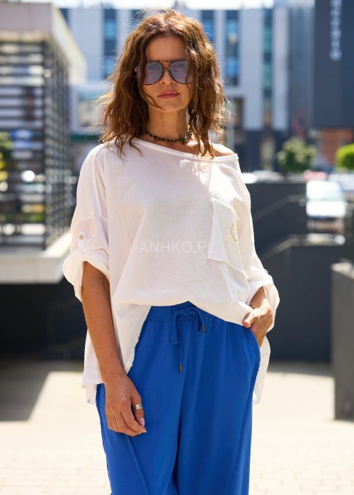 Biała bluzka damska oversize z kieszenią na piersi i podwijanym rękawem, luźny krój casual