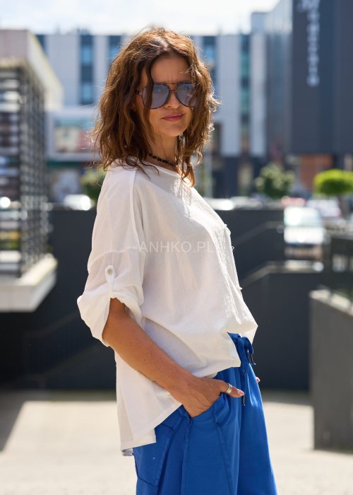 Biała bluzka damska oversize z kieszenią na piersi i podwijanym rękawem, luźny krój casual