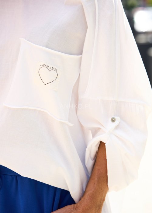 Biała bluzka damska oversize z kieszenią na piersi i podwijanym rękawem, luźny krój casual