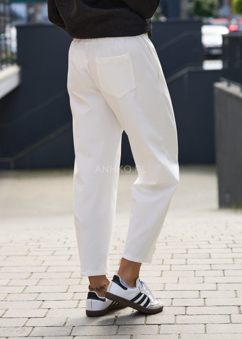 Białe spodnie damskie z wysokim stanem, luźna nogawka, elegancki minimalistyczny krój