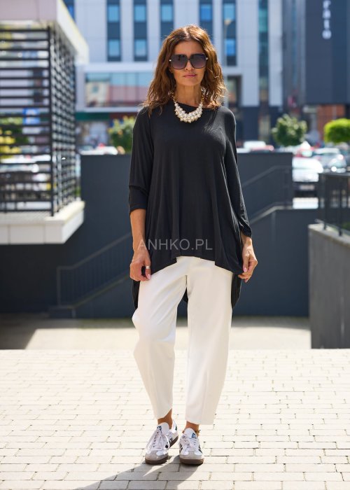 Czarna tunika damska oversize z lekkiej tkaniny, asymetryczny krój, styl minimalistyczny