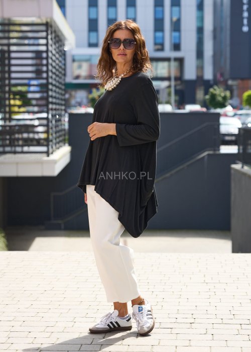 Czarna tunika damska oversize z lekkiej tkaniny, asymetryczny krój, styl minimalistyczny