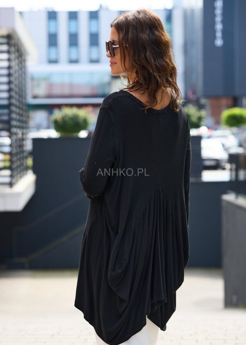 Czarna tunika damska oversize z lekkiej tkaniny, asymetryczny krój, styl minimalistyczny