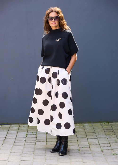 Biała spódnica midi w czarne grochy, rozkloszowana, z wysokim stanem i plisowaniem, styl retro