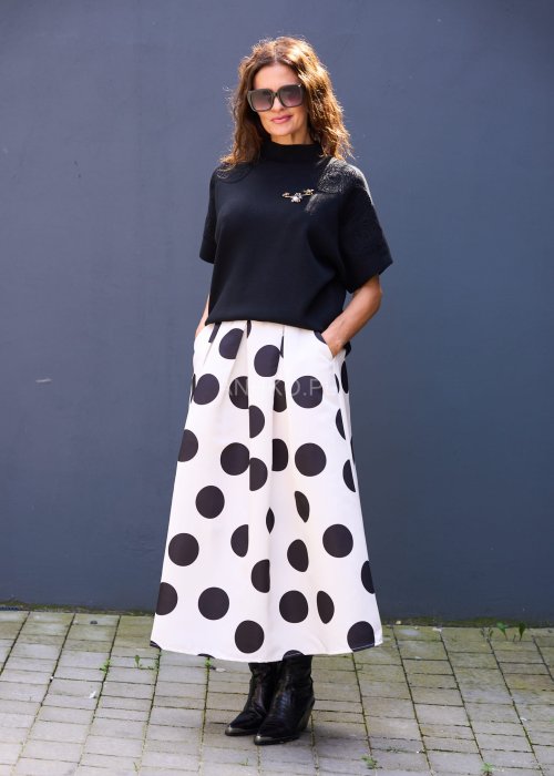 Biała spódnica midi w czarne grochy, rozkloszowana, z wysokim stanem i plisowaniem, styl retro