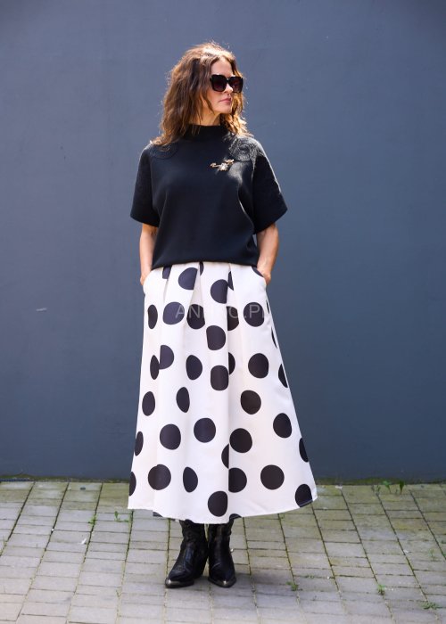 Biała spódnica midi w czarne grochy, rozkloszowana, z wysokim stanem i plisowaniem, styl retro