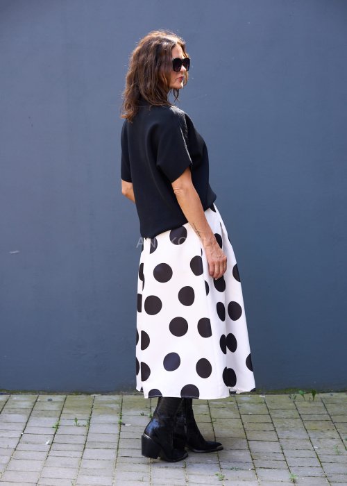 Biała spódnica midi w czarne grochy, rozkloszowana, z wysokim stanem i plisowaniem, styl retro