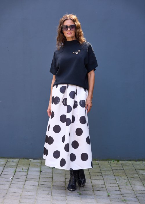 Biała spódnica midi w czarne grochy, rozkloszowana, z wysokim stanem i plisowaniem, styl retro