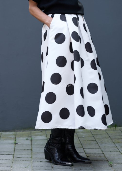 Biała spódnica midi w czarne grochy, rozkloszowana, z wysokim stanem i plisowaniem, styl retro