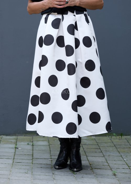 Biała spódnica midi w czarne grochy, rozkloszowana, z wysokim stanem i plisowaniem, styl retro
