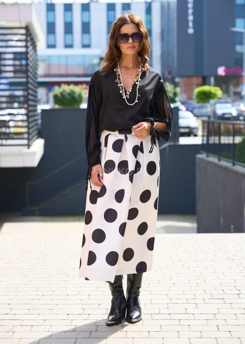 Biała spódnica midi w czarne grochy, rozkloszowana, z wysokim stanem i plisowaniem, styl retro